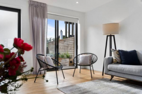 St Vincent Charmer - Stylish Townhouse w CarPark